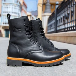 Frisia Botas de piel con forro interior de piel.
