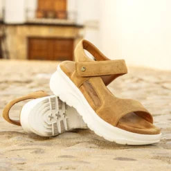 Naroa Sandalias de piel con forro interior de piel.