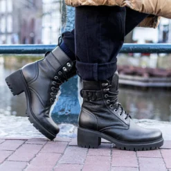 Paz Botas de piel con forro interior de pelo.