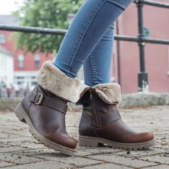 Singapur Botas de piel con forro interior de pelo.